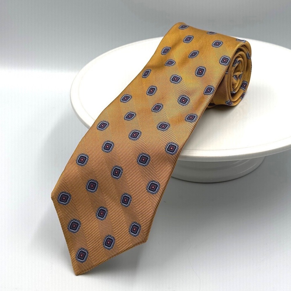 New‎ Brooks Brothers Gold Geometric Medallion Silk Tie Stain Resistant USA Made